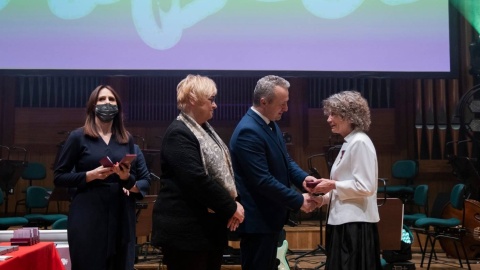 Podczas uroczystości Złoty Krzyż Zasługi, nadany przez Prezydenta Andrzeja Dudę, odebrała Jolanta Kuligowska-Roszak, prezes naszej rozgłośni Polskiego Radia PiK. Fot. KUPW