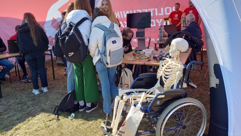 Były badania, eksperymenty, czy też możliwość sprawdzenia się na ergometrze. Tak Politechnika Bydgoska zachęcała licealistów do zapoznania się ze swoją ofertą dydaktyczną./fot. Agata Raczek