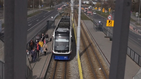 Przejście czy kładka? Jak mieszkańcy bydgoskich Wyżyn będą docierać na przystanki przy ul. Wojska Polskiego? Zanim drogowcy zdecydują się na jeden z wariantów, chcą poznać opinie bydgoszczan. Za tydzień (7.04) rozpoczną się konsultacje społeczne w tej sprawie. (jw)