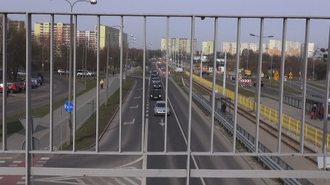 Przejście czy kładka? Jak mieszkańcy bydgoskich Wyżyn będą docierać na przystanki przy ul. Wojska Polskiego? Zanim drogowcy zdecydują się na jeden z wariantów, chcą poznać opinie bydgoszczan. Za tydzień (7.04) rozpoczną się konsultacje społeczne w tej sprawie. (jw)