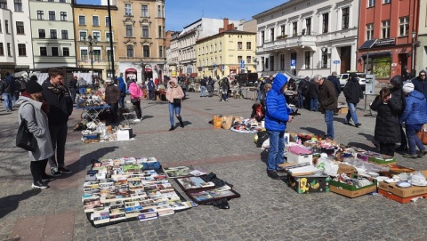 Winyle, książki, zabawki i porcelana - wszystko to można znaleźć na Pchlim Targu w Toruniu. /fot. Monika Kaczyńska