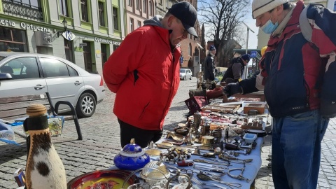 Winyle, książki, zabawki i porcelana - wszystko to można znaleźć na Pchlim Targu w Toruniu. /fot. Monika Kaczyńska