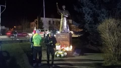 Znicze i kwiaty pod pomnikiem św. Jana Pawła II/fot. mg