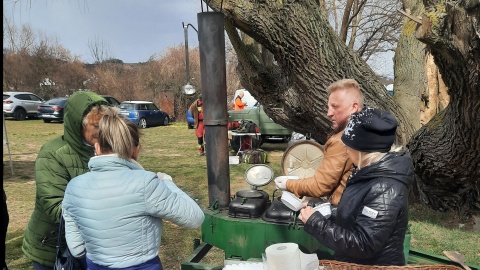 Zabawy ruchowe, upominki i zabawki, przysmaki kuchni domowej na gorąco oraz różne atrakcje uatrakcyjniły w godzinach popołudniowych piknik integracyjny dla uchodźców z Ukrainy. Fot. Ewa Kurzawa