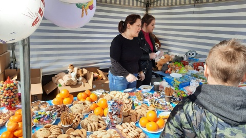 Zabawy ruchowe, upominki i zabawki, przysmaki kuchni domowej na gorąco oraz różne atrakcje uatrakcyjniły w godzinach popołudniowych piknik integracyjny dla uchodźców z Ukrainy. Fot. Ewa Kurzawa