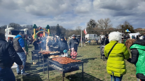 Zabawy ruchowe, upominki i zabawki, przysmaki kuchni domowej na gorąco oraz różne atrakcje uatrakcyjniły w godzinach popołudniowych piknik integracyjny dla uchodźców z Ukrainy. Fot. Ewa Kurzawa