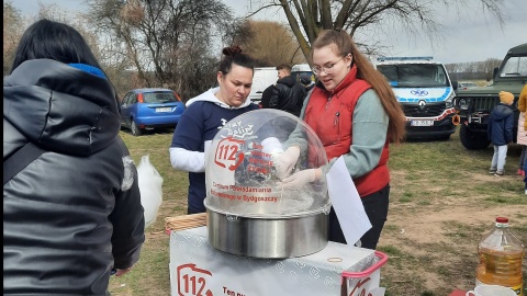 Zabawy ruchowe, upominki i zabawki, przysmaki kuchni domowej na gorąco oraz różne atrakcje uatrakcyjniły w godzinach popołudniowych piknik integracyjny dla uchodźców z Ukrainy. Fot. Ewa Kurzawa