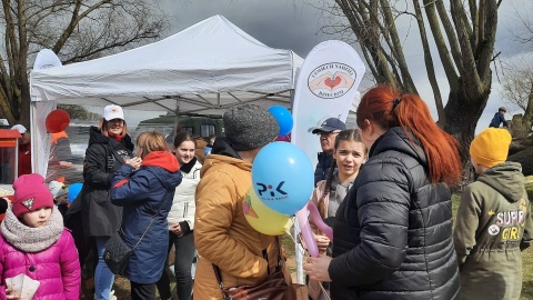 Zabawy ruchowe, upominki i zabawki, przysmaki kuchni domowej na gorąco oraz różne atrakcje uatrakcyjniły w godzinach popołudniowych piknik integracyjny dla uchodźców z Ukrainy. Fot. Ewa Kurzawa