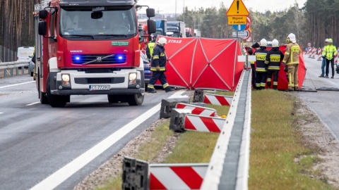 Trzy starsze osoby zginęły w wypadku trzech aut w Świeciu, gdzie na drodze S5 zderzyły się trzy samochody osobowe. Trasa jest zablokowana. Fot. PAP/Tytus Żmijewski