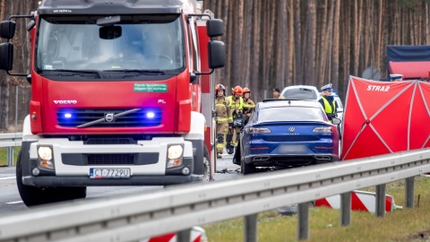 Trzy starsze osoby zginęły w wypadku trzech aut w Świeciu, gdzie na drodze S5 zderzyły się trzy samochody osobowe. Trasa jest zablokowana. Fot. PAP/Tytus Żmijewski