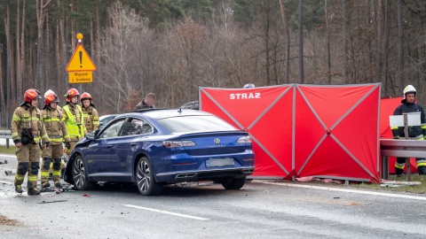 Trzy starsze osoby zginęły w wypadku trzech aut w Świeciu, gdzie na drodze S5 zderzyły się trzy samochody osobowe. Trasa jest zablokowana. Fot. PAP/Tytus Żmijewski