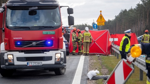 Trzy starsze osoby zginęły w wypadku trzech aut w Świeciu, gdzie na drodze S5 zderzyły się trzy samochody osobowe. Trasa jest zablokowana. Fot. PAP/Tytus Żmijewski