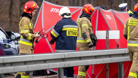 Trzy starsze osoby zginęły w wypadku trzech aut w Świeciu, gdzie na drodze S5 zderzyły się trzy samochody osobowe. Trasa jest zablokowana. Fot. PAP/Tytus Żmijewski