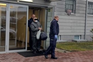 Rzucili się na policjantów, bo zwrócili im uwagę. Pięć osób z zarzutami [wideo]