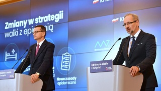 Krótsza kwarantanna, darmowe testy w aptekach. Rząd zmienia taktykę w walce z pandemią [wideo]