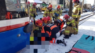 Tramwaj potrącił pieszego na ul. Nakielskiej. Mężczyzna utknął pod pojazdem [zdjęcia]