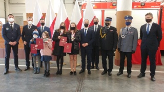 Młodzi bohaterowie odebrali medale. Zgłosili pożar i ratowali życie