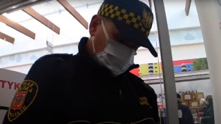 Starszy mężczyzna zasłabł w galerii handlowej w Inowrocławiu. Pomógł mu patrol [wideo]