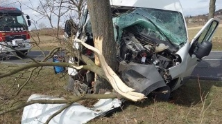 34-latek rozbił dostawcze renault na drzewie. Był kompletnie pijany