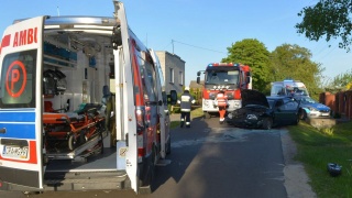 Skoda zderzyła się czołowo z karetką. Dwóch ratowników i kierowca w szpitalu