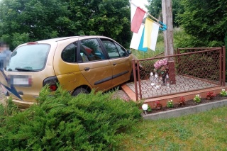 Wjechał w ogrodzenie przydrożnego krzyża. Był kompletnie pijany