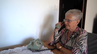 Policjant nie ma prawa brać od ludzi pieniędzy. Spoty ostrzegają seniorów [wideo]