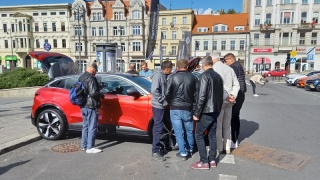 Jeszcze dziś można testowo przejechać się elektrykiem. Może zaiskrzy [wideo]