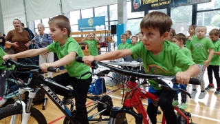 Tak się wciąga przedszkolaki w sport! Starszaki już same będą chciały trenować [wideo]