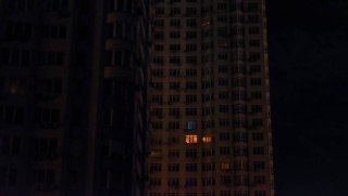 Moskwa zapala świąteczne iluminacje, gdy miasta Ukrainy toną w ciemnościach