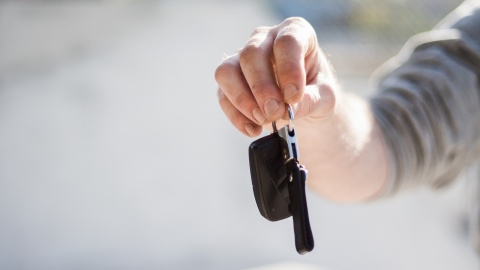 Kupiłeś lub sprzedałeś samochód Nie zapomnij poinformować wydziału komunikacji o zmianie właściciela