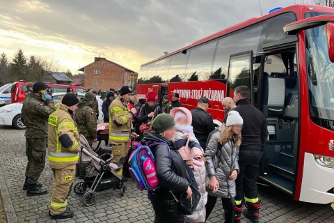 Strażacy przewożą uchodźców z Ukrainy do miejsc tymczasowych