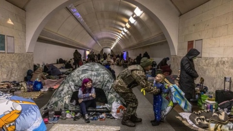 Zacięta bitwa o Kijów. Słychać huk bomb i syreny. Ukraińscy Żydzi nagrali film [wideo]