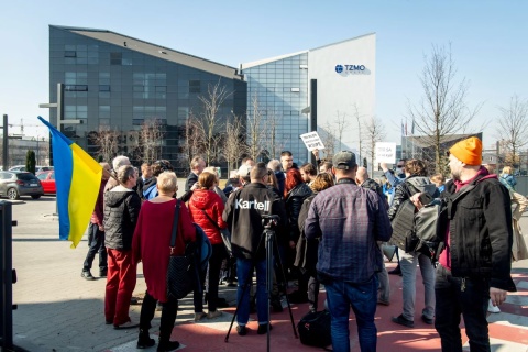 Nie zamknęli biznesu w Rosji. Protestujący: Pieniądze ważniejsze od ludzi