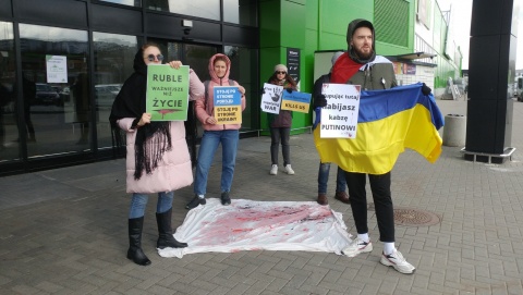 Pokojowy protest przed Leroy Merlin w Bydgoszczy. Apel o bojkot sieci
