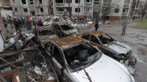 Władze Ukrainy: rosyjscy żołnierze zabijają cywilów w Mariupolu na ulicach