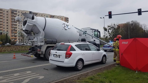 Wypadek w Bydgoszczy: kierowca zasłabł i uderzył w latarnię. Zginął na miejscu [zdjęcia]