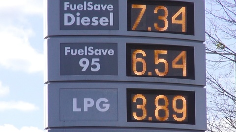 Ceny paliw mogą być wyższe w czasie majówki, bo jest drożej w hurcie [wideo]