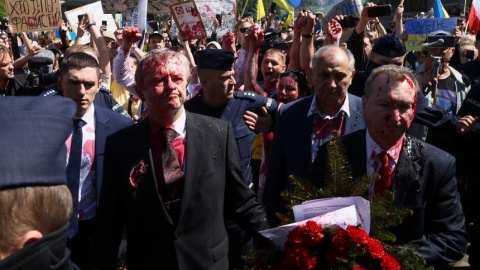 Ambasador Rosji w Polsce oblany czerwoną cieczą. Chciał uczcić żołnierzy rosyjskich