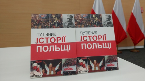 Młodzi Ukraińcy poznają historię Polski, z książki w ojczystym języku