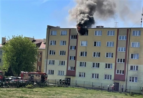 Paliło się mieszkanie w bloku w Solcu Kujawskim. Lokator zabrany do szpitala