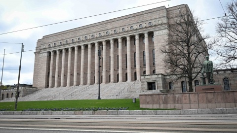 Parlament Finlandii zatwierdził rządowy wniosek o wejście kraju do NATO