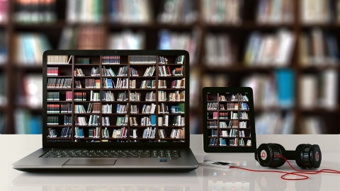 Regał z książkami nie kłóci się z multimediami To są nowoczesne biblioteki