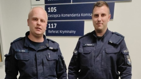 Półtoramiesięczne niemowlę zatrzaśnięte w samochodzie. Pomogli policjanci