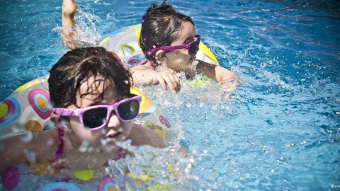 Ratownik WOPR: w upalny weekend lepiej pójść z rodziną na basen niż na niestrzeżone kąpielisko