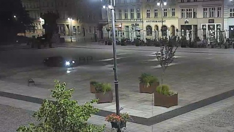 Nocny drift w centrum Bydgoszczy. Incydent zarejestrowały kamery [wideo]