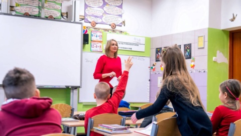 Pieniądze na wyprawkę szkolną właśnie zaczynają wpadać na konta rodziców