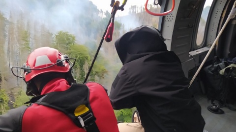 Polski śmigłowiec pomaga gasić pożar w parku Czeska Szwajcaria