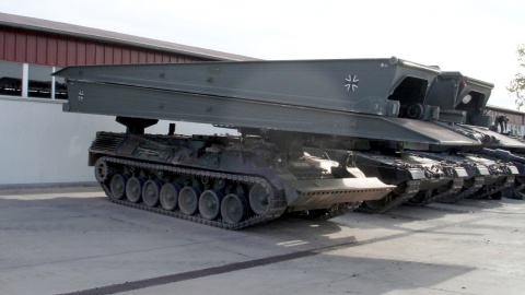 Bundeswehra przekaże Ukrainie 16 czołgów mostowych Biber