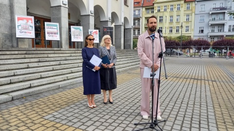 Aktorzy siedzą na walizkach. Rozpoczął się remont bydgoskiego teatru [zdjęcia, wideo]