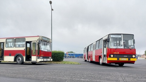 Nostalgiczna podróż w przeszłość zabytkowym autobusem